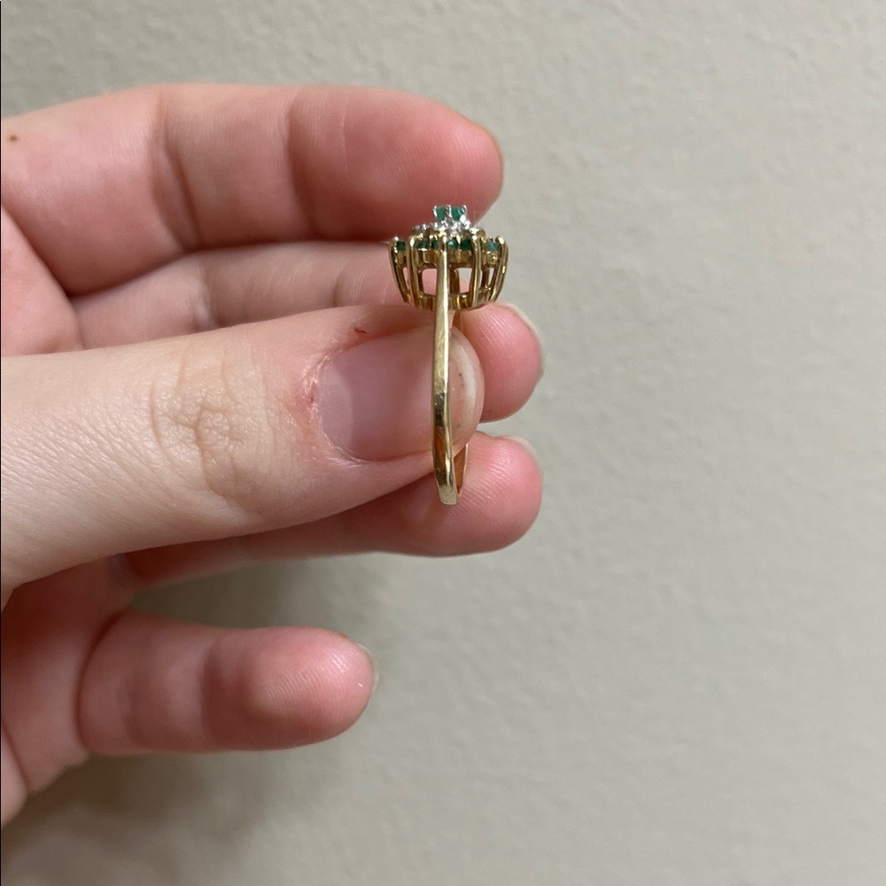 Vintage emerald and diamond 10k flower ring - Picture 3 of 12